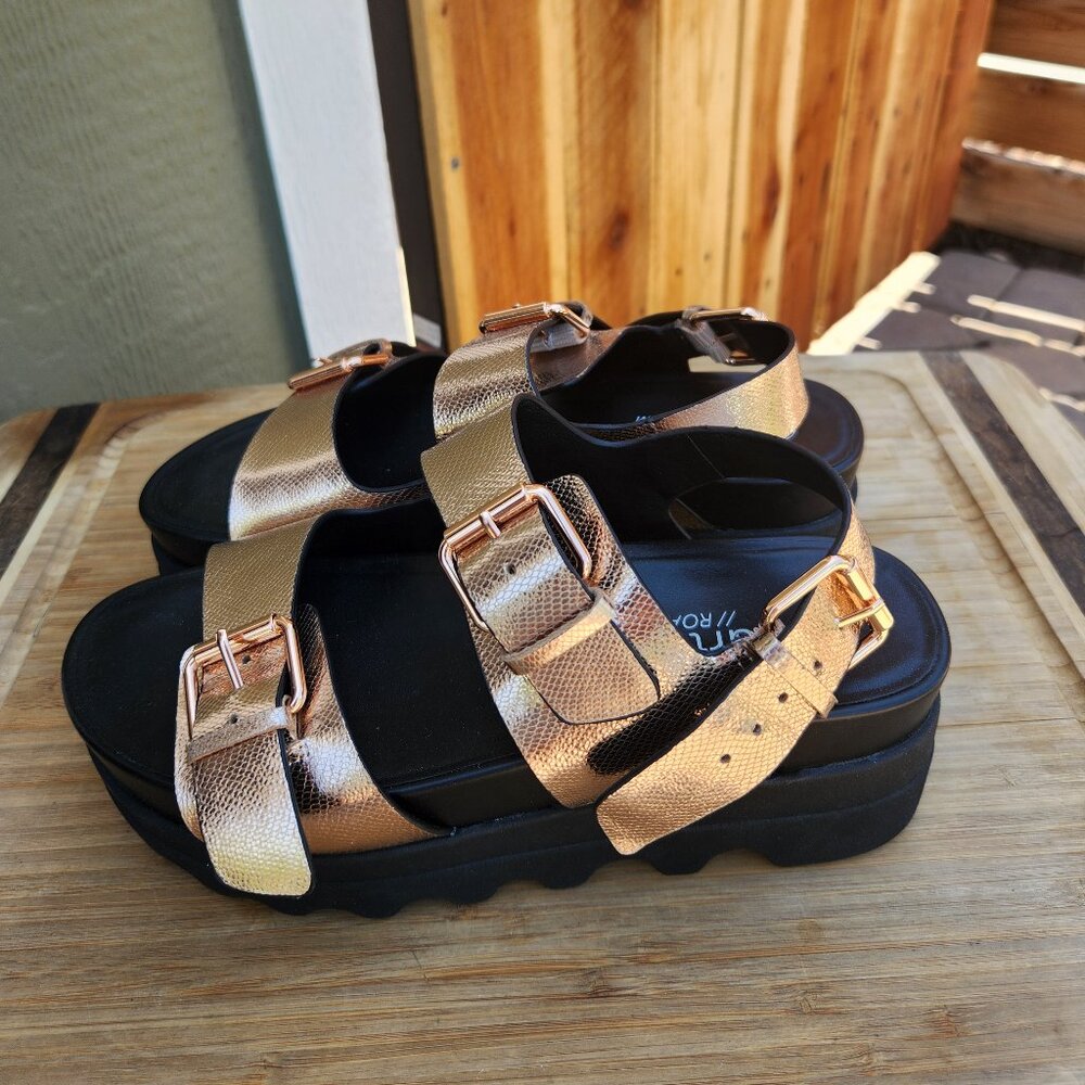 NWOB NURTURE ROAM buckle platform sandals